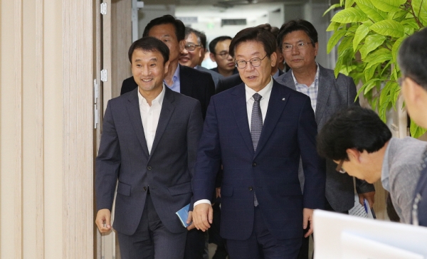 사진 : 13일 간담회장에 들어서는 이재명 경기지사와 한병도 청와대 정무수석