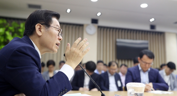 사진 : 16일 실국장 회의를 주재중인 이재명 경기도지사 / 제공:경기도청