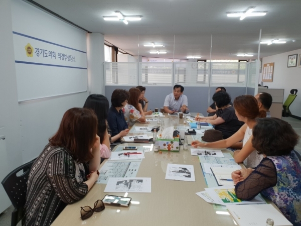 사진 : 경기도의회 의정부상담소에서 간담회를 진행 중인 이영봉 도의원 / 제공 : 경기도의회 의정부상담소