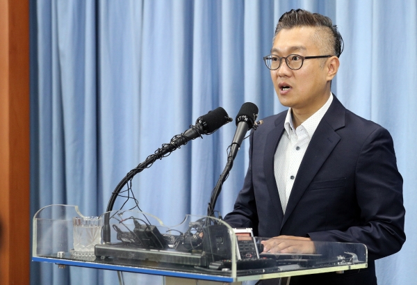 사진 : 관련내용을 브리핑 중인 비서관 / 제공 : 경기도청