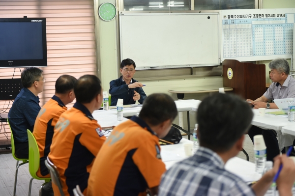 가평에서 휴가철 안전을 위한 관계기관 회의 중인 김진흥 부지사 / 제공 : 경기도청