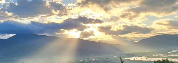 사진 설명: 날마다 새로운 날임을 밝히는 아침 일출이다.