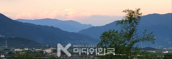 사진 설명: 2024년 9월 25일 석양빛에 보이는 지리산 준령의 구름이 아름답다.