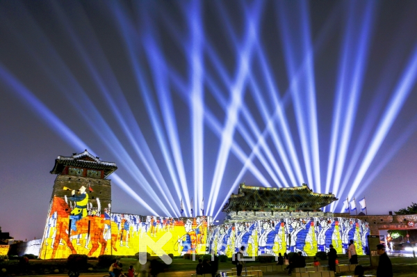 지난 4월 화서문 일원에서 2024 미디어아트 수원화성을 준비하기 위해 실시한 리허설 장면.