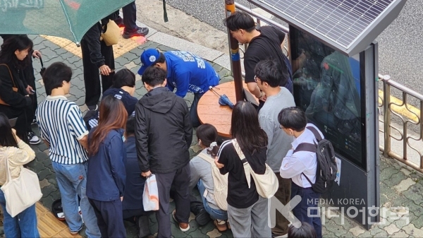 심정지 응급환자가 발생하여 응급조치하는 사람들