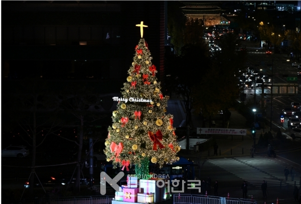서울광장에서 밝게 빛나는 성탄트리의 모습