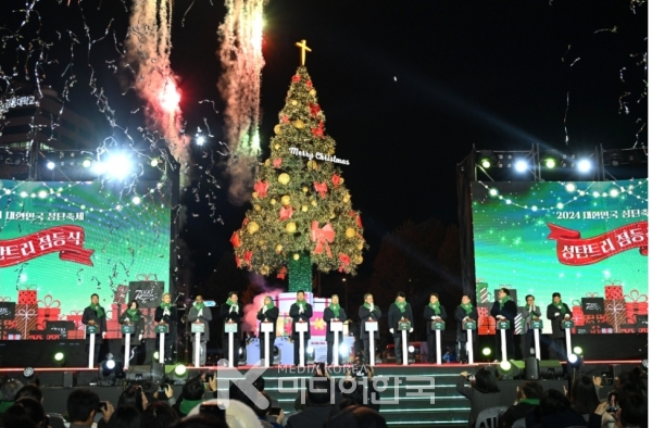 오세훈 서울시장이 18일(월), 서울광장에서 개최된 '2024 서울광장 성탄트리 점등식'에서 참석자와 함께 성탄트리의 불을 밝히고 있다.