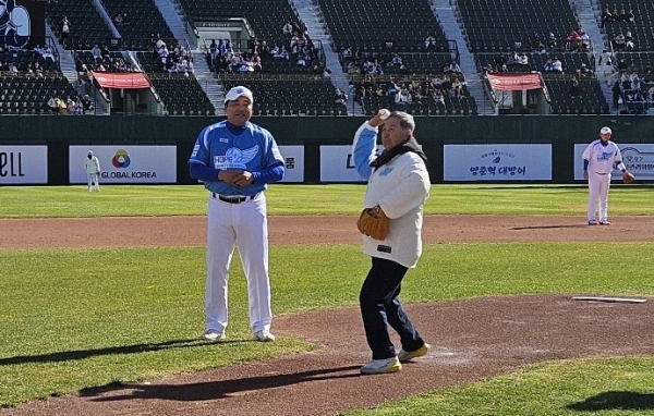 양준혁재단 희망플러스 야구대회에서 시구하는 강태선 전 서울시체육회장