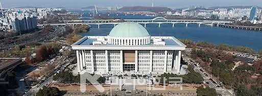 사진 설명: 한강이 만든 자연의 쓰레기장 모래톱 위에 세워진 여의도 국회의사당이다.