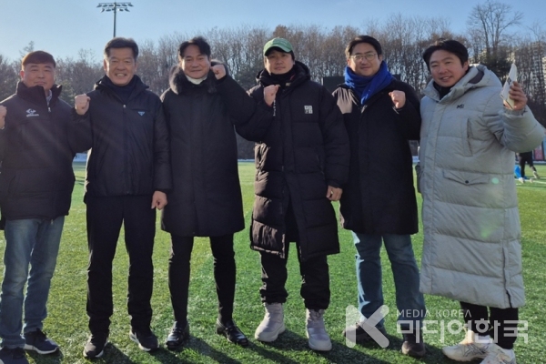 왼쪽에서 2번째 정진설 서울시축구협회 당선자, 왼쪽에서 3번째 이대현 후보