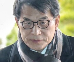 사진 설명: 노태악 중앙선거관리위원회 위원장의 표정이 압권이다.