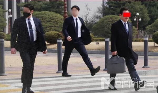 살아야하네 기필코 살아야하네. 방탄복에 방탄가방 그리고 힘찬 경호원들