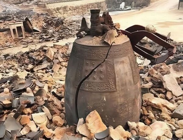 사진 설명: 화마로 불타 두 쪽으로 깨져버린 고운사 범종이다