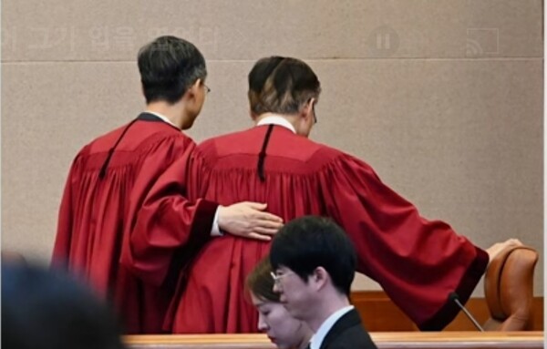 꿍짝 꿍짝인가? 이분들의 서로의 격려의 악마의 손길인가?