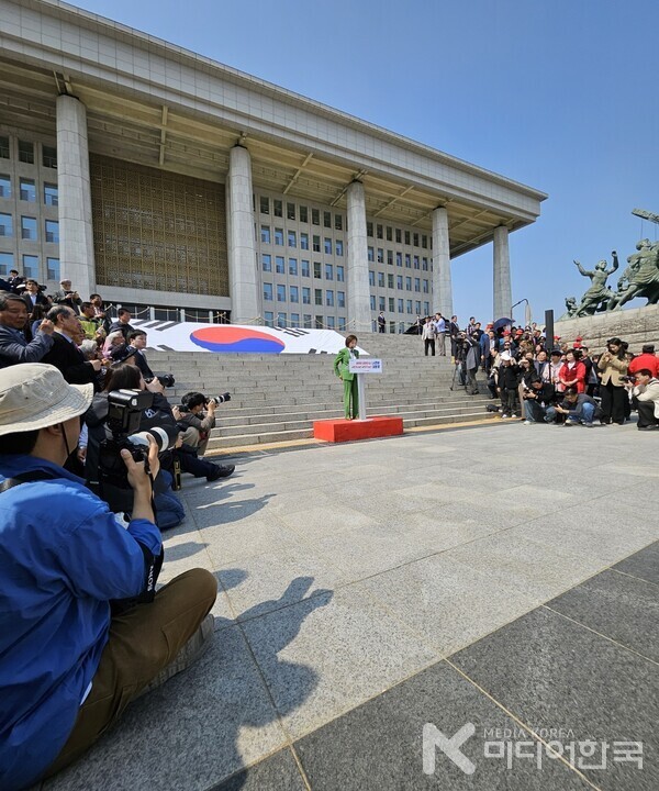 나경원 의원이 국회에서 오는 6.3대선 출마선언을 하고 있다