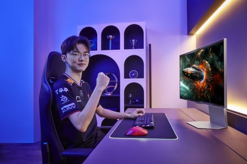 T1 페이커 선수가 ‘오디세이 OLED G8’을 체험하고 있다