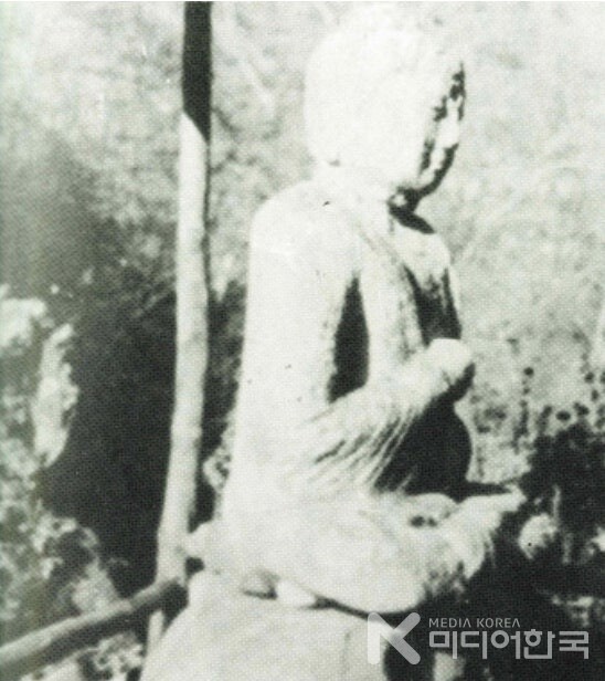 사진 설명 : 발원문의 주인인 지리산 장당골 관음암 비로자나불이다.(1966년 촬영)