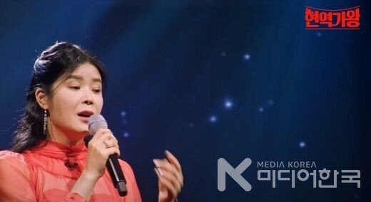 사진 설명 : 자신이 살아온 발라드를 버리고, 트로트로 전향 국민의 사랑을 받으며, 인생 최고의 세월을 보내고 있는 ‘린’의 모습이다.