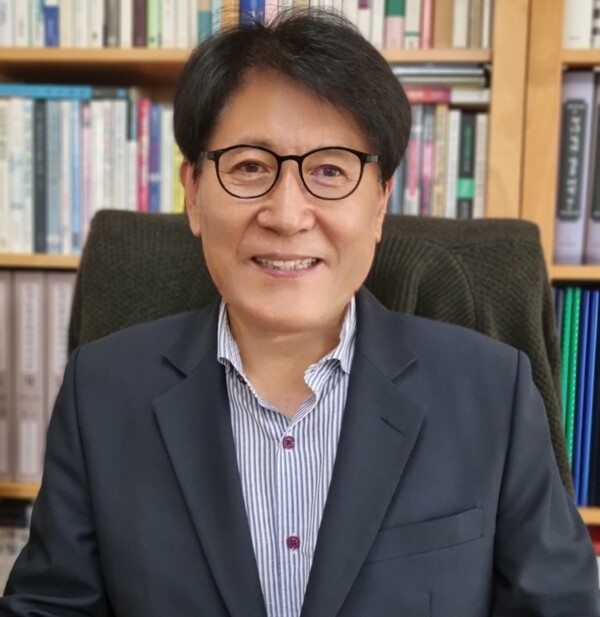 임동균(林東均)논설위원은○성균관대 법대 졸○안산시 ESG탄소중립 교육원 원장●영남신보 신춘문예 詩 등단● 문학과 비평 수필 [오늘의 작가상]● 한국수필문학 [신인 문학상]● 아주문학상[대상]