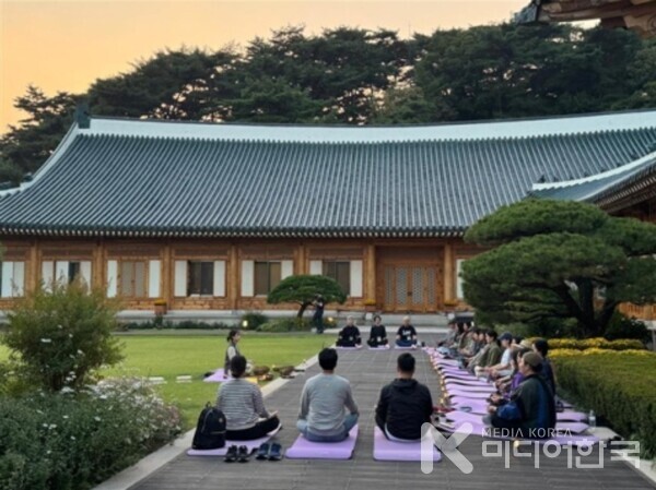 청와대는 명상중
