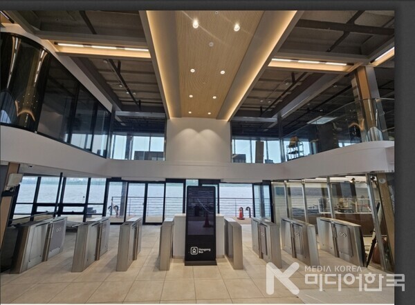 한강버스 실내 개찰구. 교통 환승 시스템도 준비중