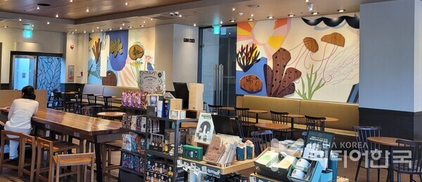 사진 설명 : 2023년 9월 24일 아침 7시 30분쯤 촬영한 청담동 사거리 스타벅스 매장의 풍경이다.