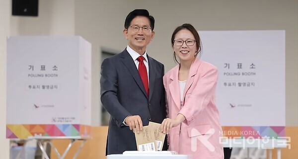 사진 설명 : 대통령 후보 김문수와 사회복지사로 활동하고 있는 딸 김동주씨가 사전 투표하는 모습이다. 역대 대통령 가족들 가운데 가장 돋보이는 모범적인 가족이다.