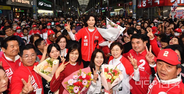 사진 설명 : 가는 곳곳마다 인산인해를 이루고 있는 김문수 후보의 부인, 우리 시대의 누이 공순이 출신 설난영 여사의 동정이다.