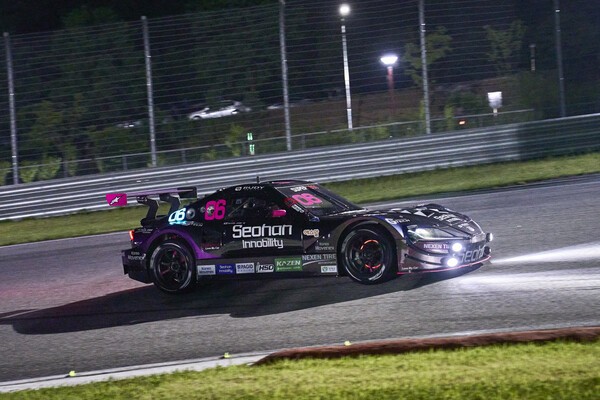 지난 2024 강원 모터 페스타 토요타 가주 레이싱 6000 클래스 우승자 장현진이 서킷을 질주하고 있다