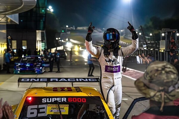 2024 오네 슈퍼레이스 챔피언십 인제 나이트 레이스에서 우승을 차지한 원레이싱 최광빈 드라이버