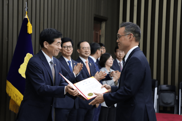 김민기 국회 사무총장이 김정우 선임비서관에게 포상