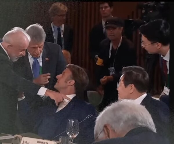 인도의 모디 총리가 손가락질을. 이유가 뮐까? 그분은 기본 영어가 부족한지 알 수는 없으나 그냥 보기만한다.