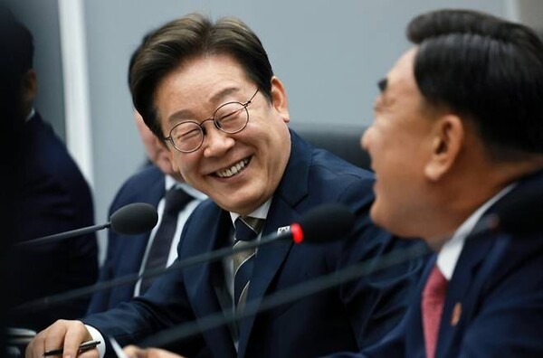 이재명 피고인의 미소에 숨은 비열한 정치의 전개는? 한 번도 경험해 보지 못한 나라로 가는가?