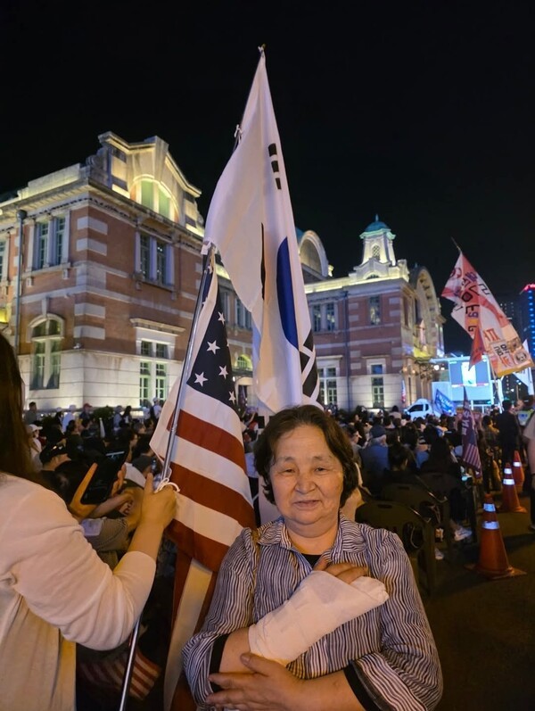 자유 대한민국의 남녀노소 부귀빈천을 초월에 서울역 광장에 모였다