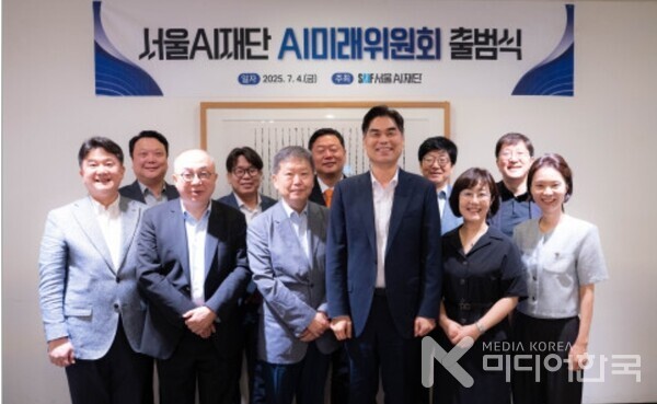 서울AI재단이 새롭게 신설한 ‘AI 미래위원회’가 7월 4일(금) 위촉식을 열고 위원들과 함께 기념촬영을 진행했다