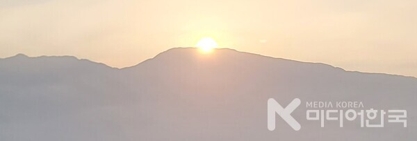 아침 여섯 시 지리산 왕시루봉 정상에서 뜨는 해다.