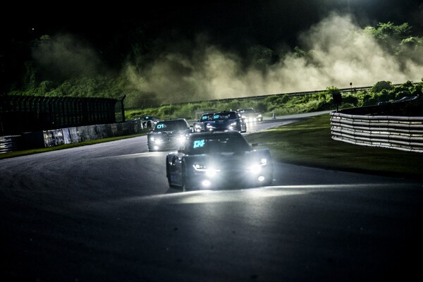 토요타 가주 레이싱 6000 클래스 우승자 정의철이 서킷을 질주하고 있다