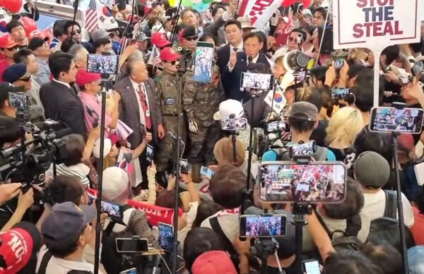 14일 방한한 모스탄 대사가 인천공항에서 기자회견을 하고 있다