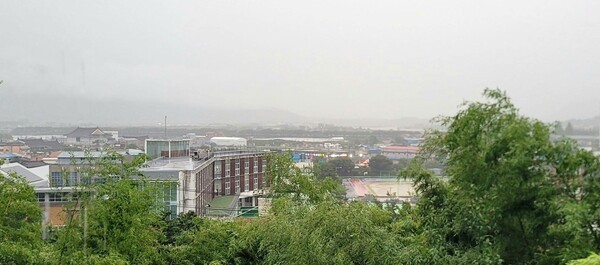 사진 설명 : 울부짖는 듯 으르렁거리는 천둥번개와 함께 비를 퍼붓고 있는 구례읍의 하늘이다.