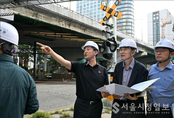 오세훈 시장이 현장 점검을 하고 있다