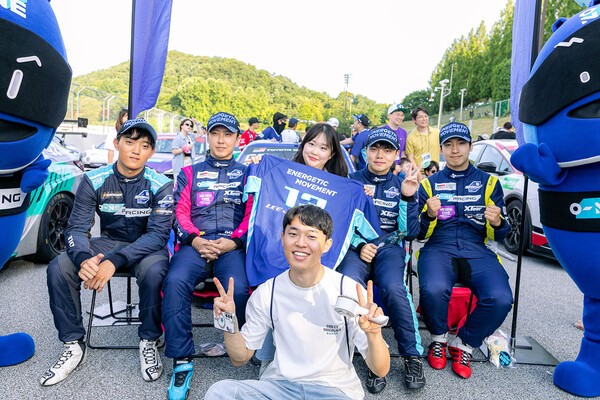 2025 오네 슈퍼레이스 챔피언십 4라운드 그리드워크에서 팬들과 사진 촬영하는 오네 레이싱 선수들