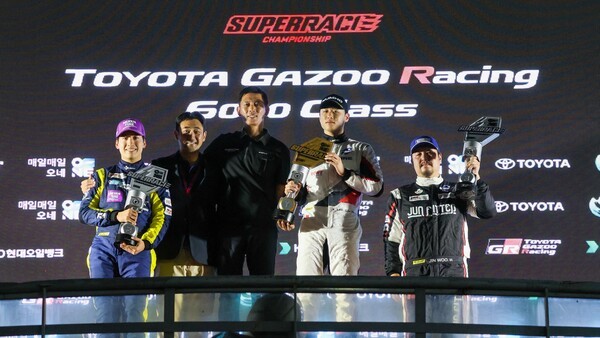 슈퍼레이스 5라운드 우승을 차지하고 시상대에서 기념 촬영을 하는 금호 SLM 이창욱 선수