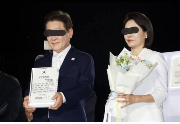 셀프 국민임명식에 국민임명장인가?