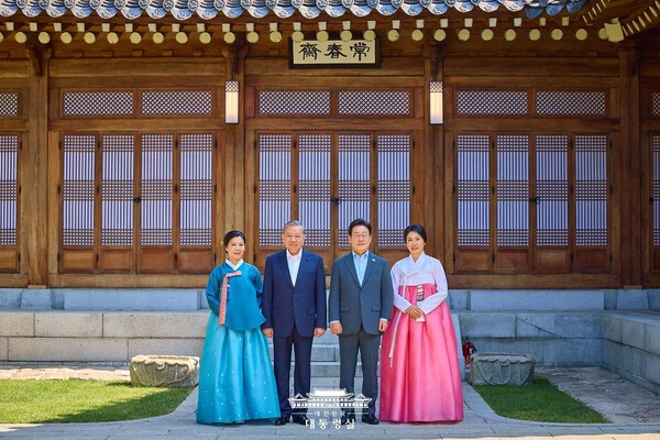 사진 설명 : 대통령실에서 제공한 것으로 지난 12일 청와대 상춘재 앞에서 이재명과 김혜경 부부, 또 럼 베트남 당 서기장, 배우자 응오 프엉 리 여사의 모습이다.