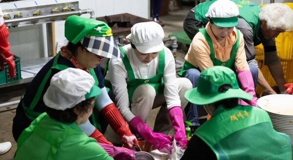 사진 설명 : 7월 24일 수해 현장에서 하얀 옷을 입고 자원봉사를 하는 김혜경의 모습이다.