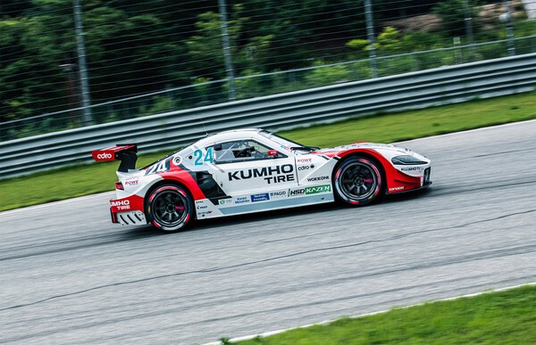 슈퍼레이스 토요타 가주 레이싱 6000 클래스 5라운드 우승자 이창욱이 인제 스피디움을 질주하고 있다