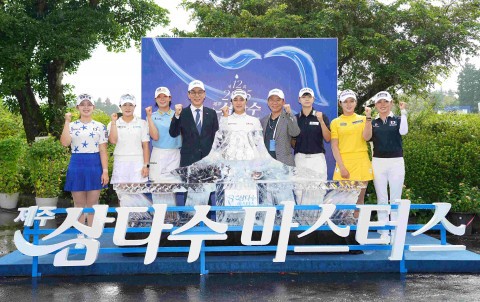 제주개발공사 백경훈 사장과 참가 선수들이 합수식을 진행하고 있다(왼쪽부터 네 번째 제주개발공사 백경훈 사장)