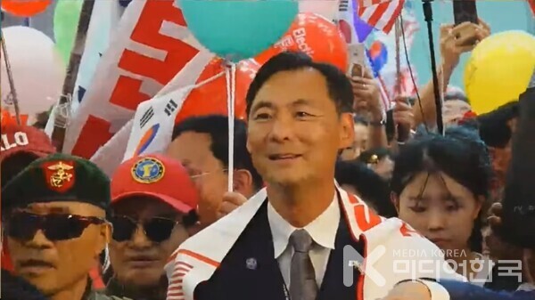 사진. 모스탄 대사가 지난 14일 인천공항에서 환영 기자회견을 하고 있다