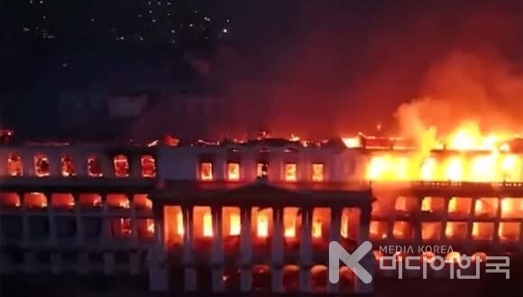 사진 설명 : 네팔 국민이 일으킨 분노의 불바다