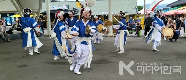 사진 설명 : 지난 18일 구례읍 장날 ‘동편제’ 서막을 알리는 흥겨운 사물놀이 장면이다.